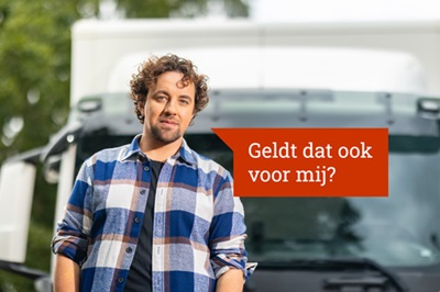 Man staat voor vrachtwagen