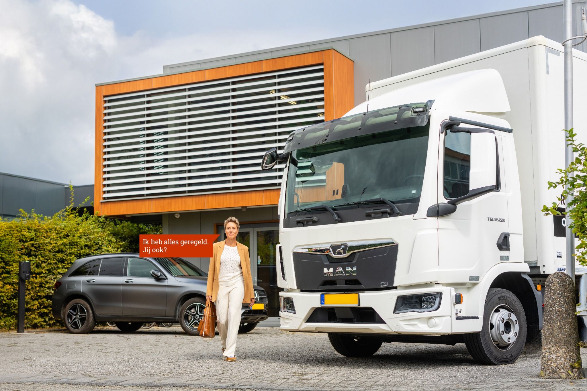 Een vrouw loopt langs een vrachtwagen. In een tekstballon naast de vrouw staat: 'Ik heb alles geregeld. Jij ook?'
