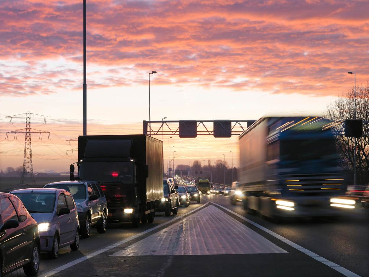 drukte op weg met vrachtwagens