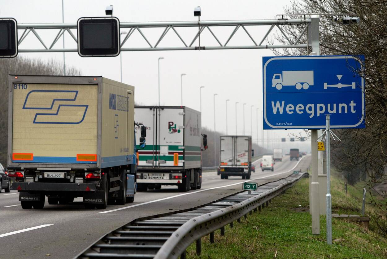 vrachtwagens bij weegpunt