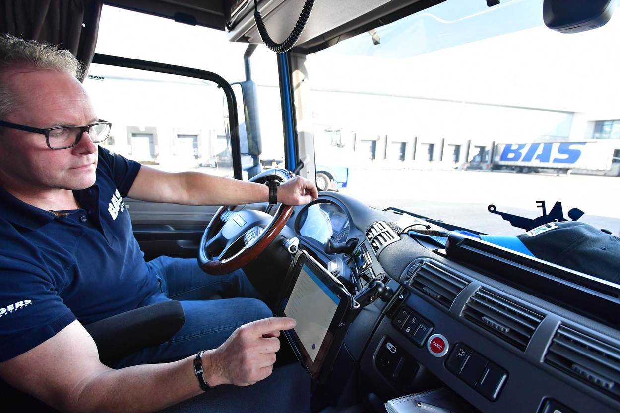 vrachtwagenchauffeur bekijkt on board unit