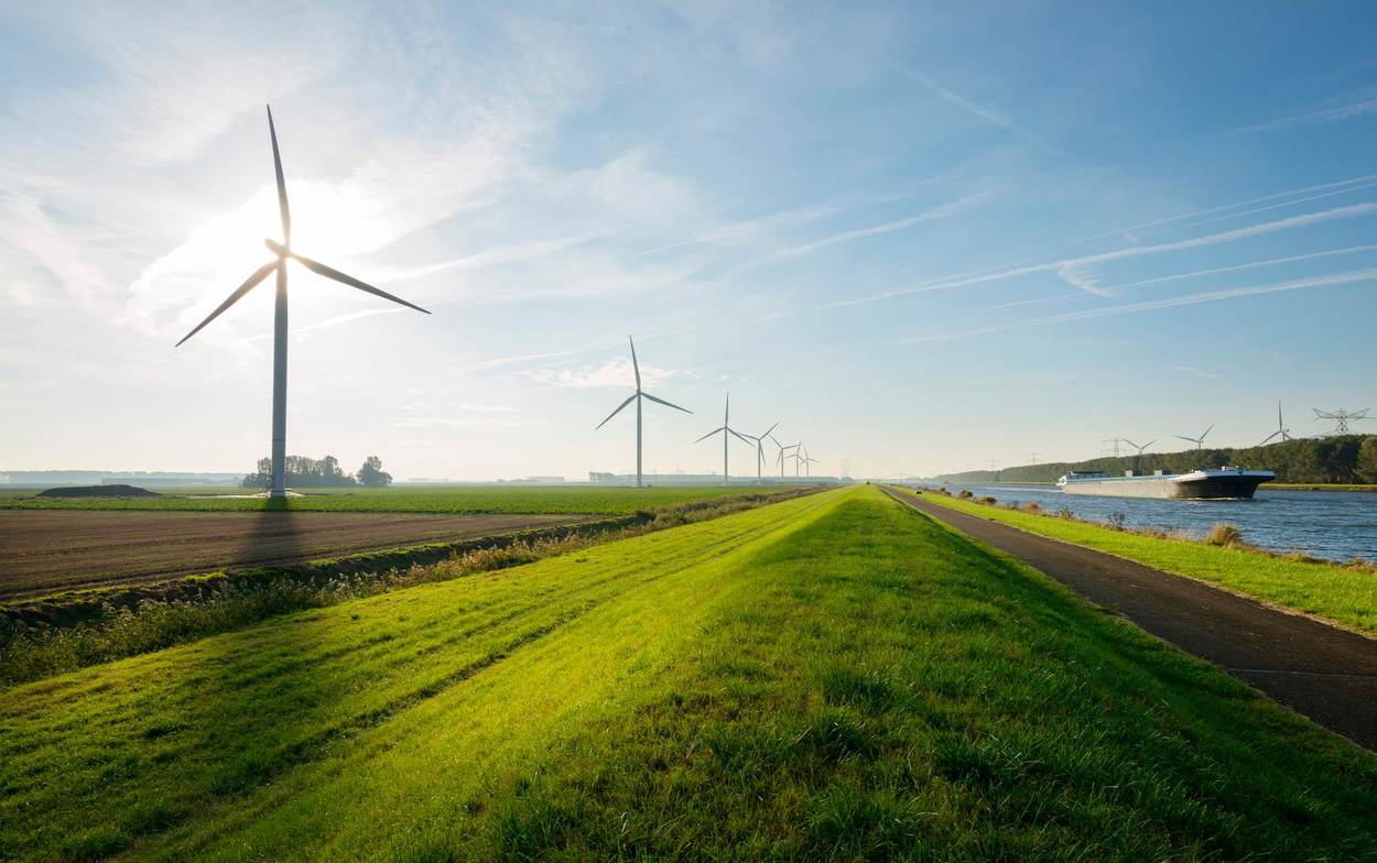 windmolens langs dijk