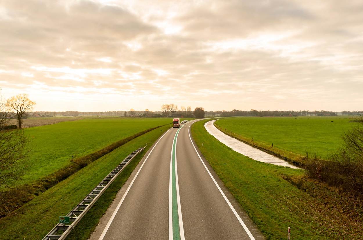 groene weg met vrachtwagen