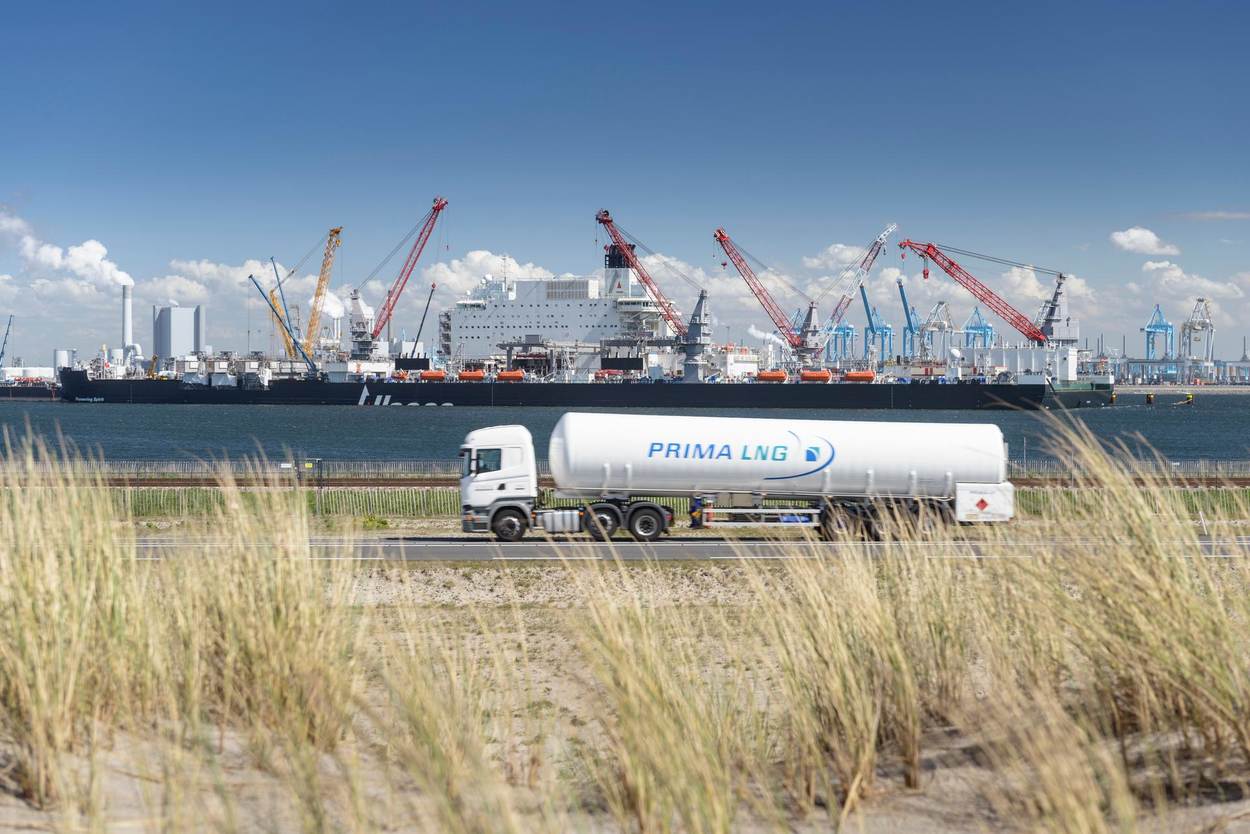 Vrachtwagen op de Maasvlakte