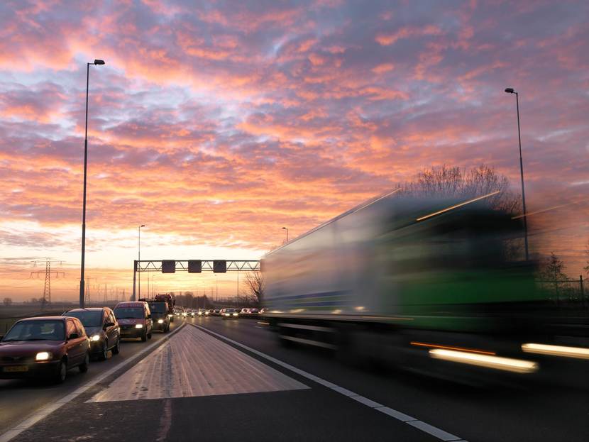 Vrachtwagen bij ondergaande zon