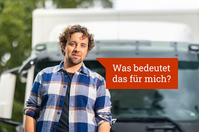Mann steht vor einem Lkw