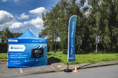 Ein blaues Zelt, auf dem unter anderem ein Bild einer OBU abgebildet ist. Das Zelt steht auf einem Parkplatz, daneben befindet sich ein blaues Banner.